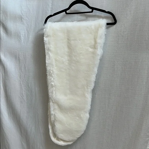 White Faux Fur Shawl Bridal - Picture 2 of 3